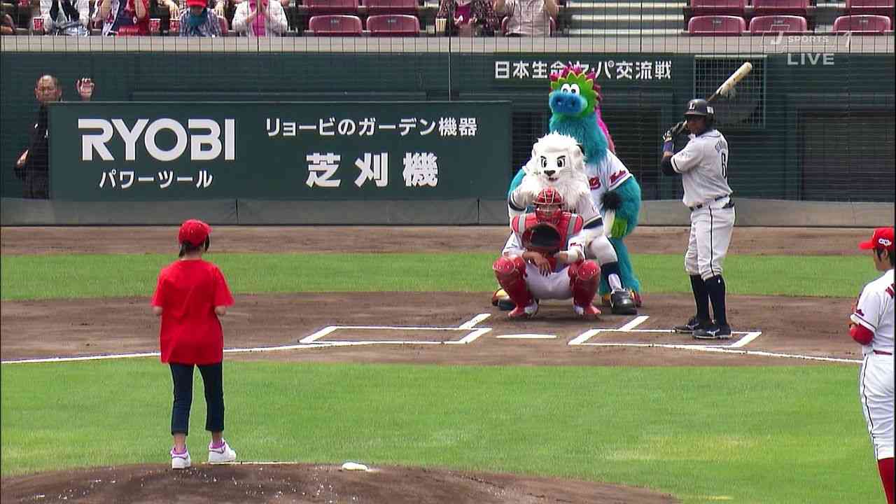 球団マスコットと選手がじゃれてる画像下さい！