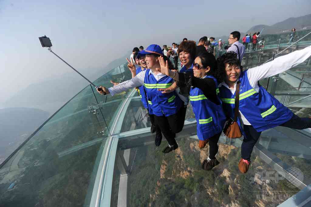 正気かよ!高さ305m、高層ビルの側面に全面ガラス張りの滑り台が設置される。(アメリカ)