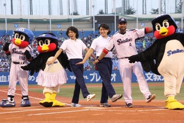 球団マスコットと選手がじゃれてる画像下さい！