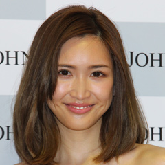 紗栄子の美ヒップに釘付け！ビキニ姿でヘルシーボディ開放