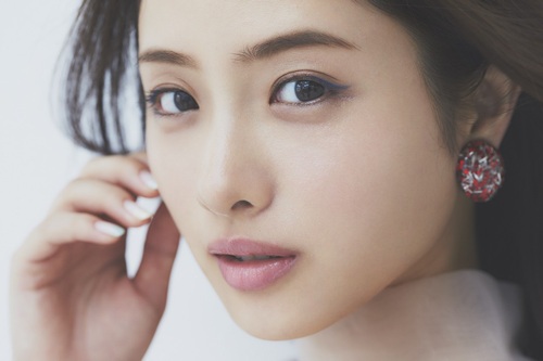 石原さとみの美しすぎるアップ、美肌にグッと迫るため息モノの一枚。