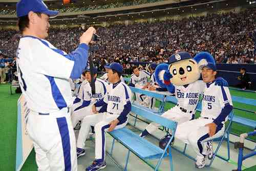 球団マスコットと選手がじゃれてる画像下さい！
