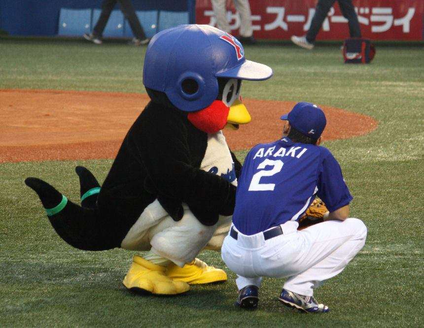 球団マスコットと選手がじゃれてる画像下さい！