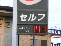 セルフネイルをしている人