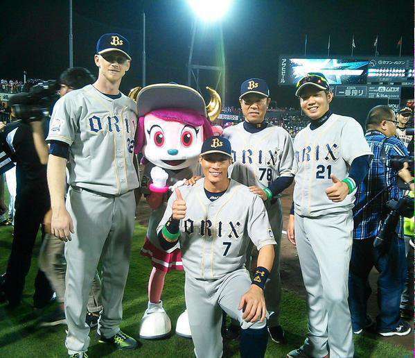 球団マスコットと選手がじゃれてる画像下さい！