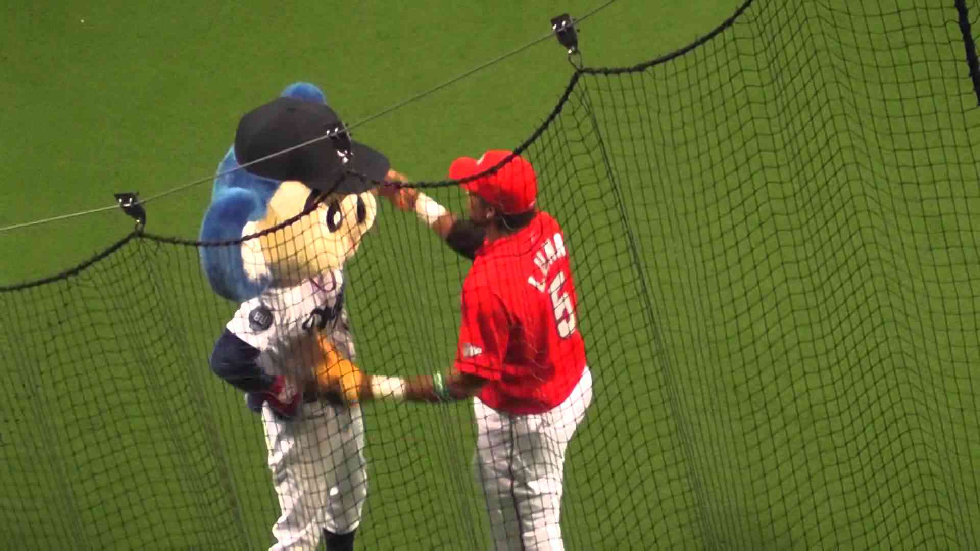 球団マスコットと選手がじゃれてる画像下さい！