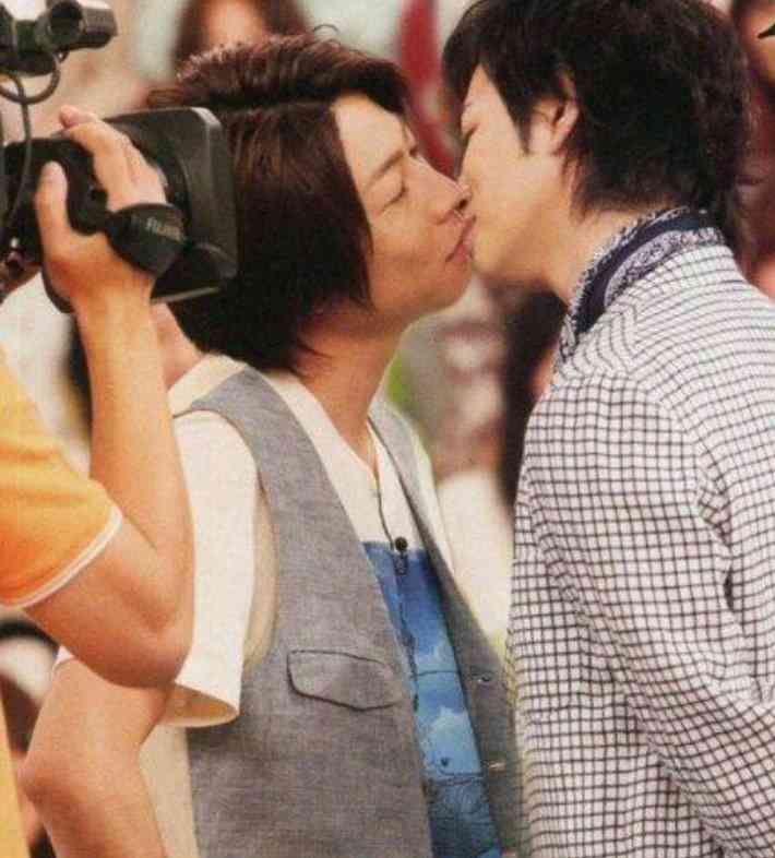 相葉雅紀がおじさん2人からキス!! 「普通にセクハラでしょ！」「メンバー以外とのキスはNG」と怒りの声が