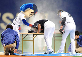 球団マスコットと選手がじゃれてる画像下さい！