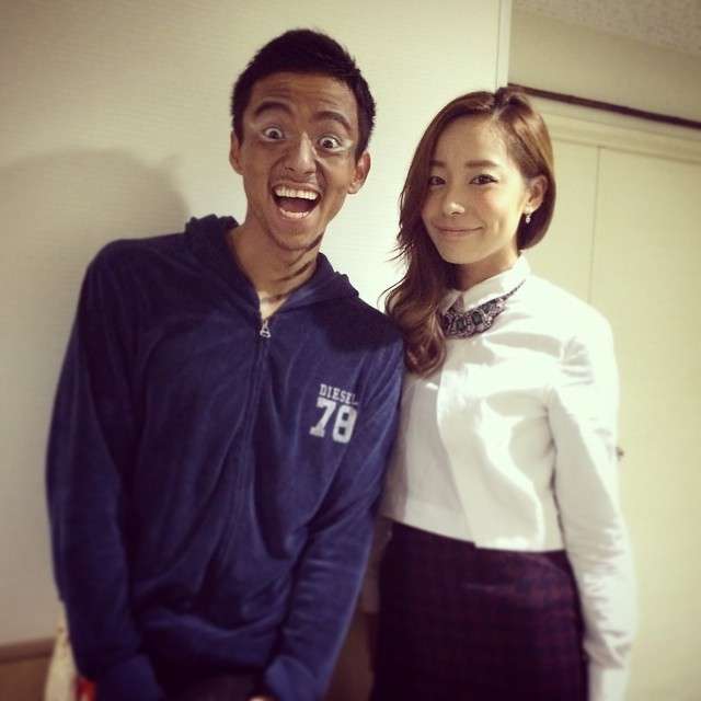 小島よしお、妻とのツーショット写真を公開