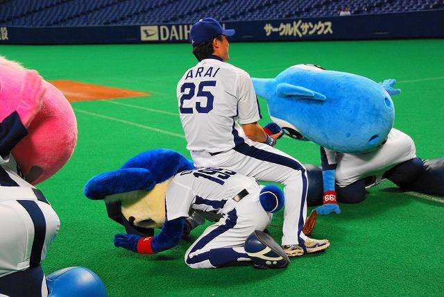 球団マスコットと選手がじゃれてる画像下さい！