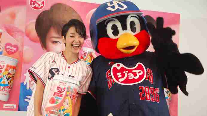 球団マスコットと選手がじゃれてる画像下さい！