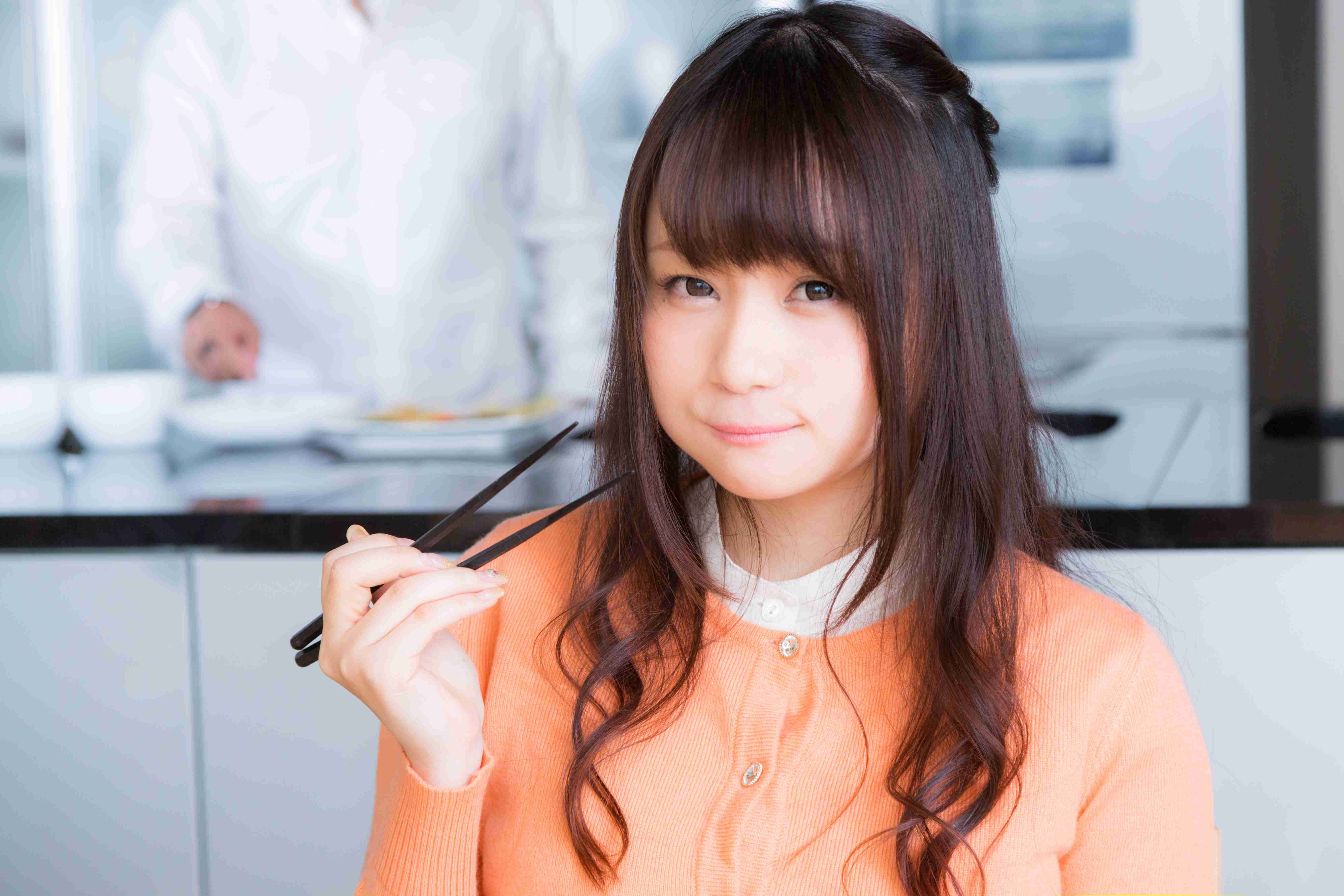 「『箸がきちんと持てない=育ちが悪い』っていう風潮ムカつく」　ネットで議論、「正しい持ち方に直せばいいだけ」という声も