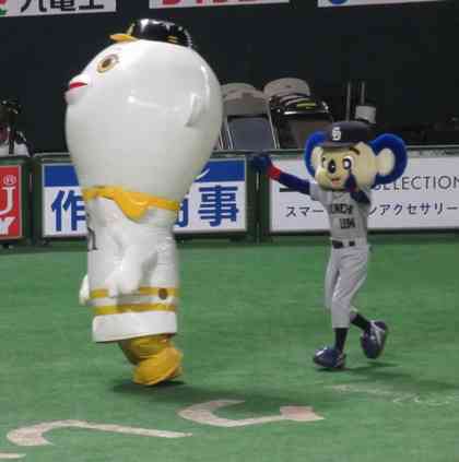 球団マスコットと選手がじゃれてる画像下さい！
