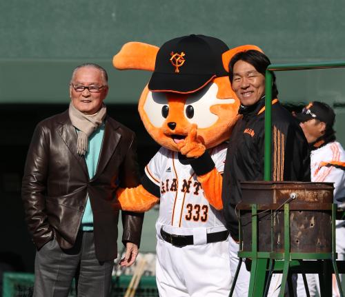 球団マスコットと選手がじゃれてる画像下さい！