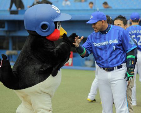 球団マスコットと選手がじゃれてる画像下さい！