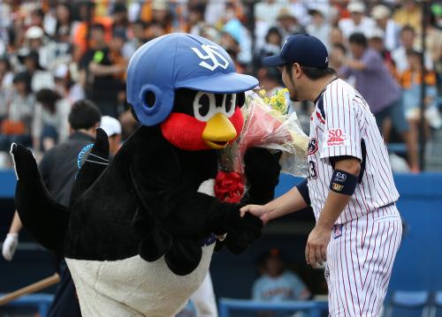 球団マスコットと選手がじゃれてる画像下さい！