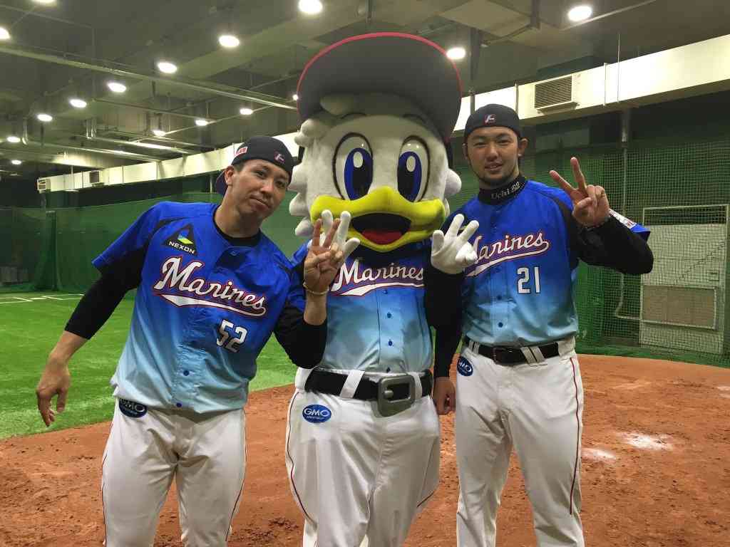 球団マスコットと選手がじゃれてる画像下さい！
