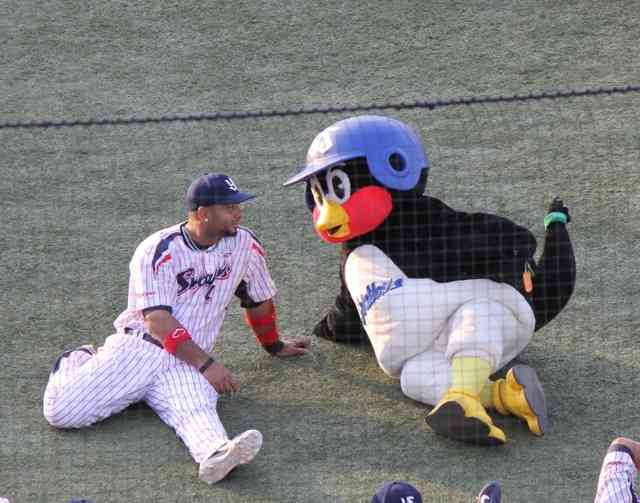 球団マスコットと選手がじゃれてる画像下さい！