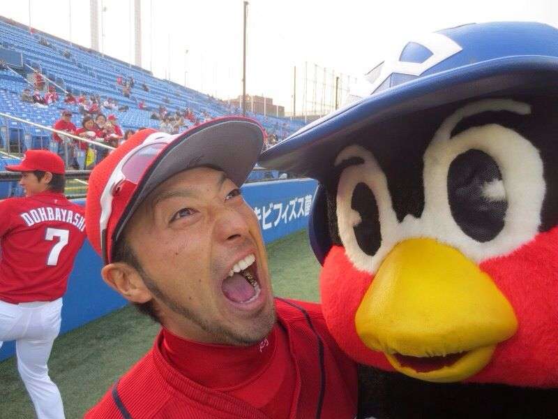 球団マスコットと選手がじゃれてる画像下さい！