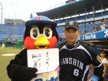 球団マスコットと選手がじゃれてる画像下さい！