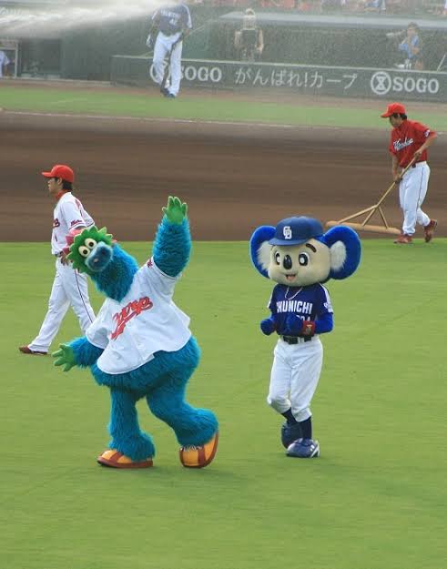 球団マスコットと選手がじゃれてる画像下さい！