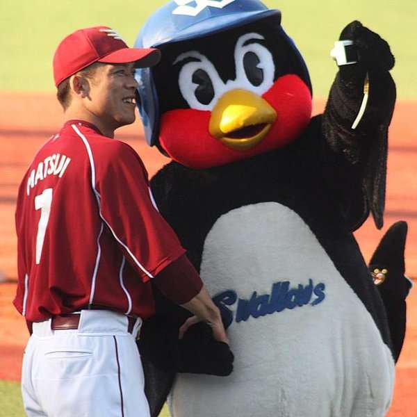 球団マスコットと選手がじゃれてる画像下さい！