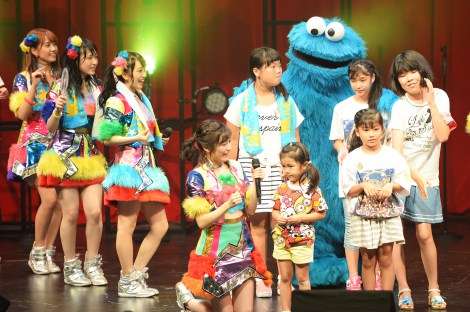 AKB48、USJ“常駐”ライブ開幕 「近すぎ」で家族連れ興奮