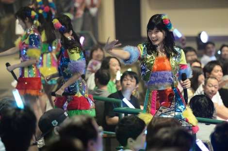 AKB48、USJ“常駐”ライブ開幕 「近すぎ」で家族連れ興奮