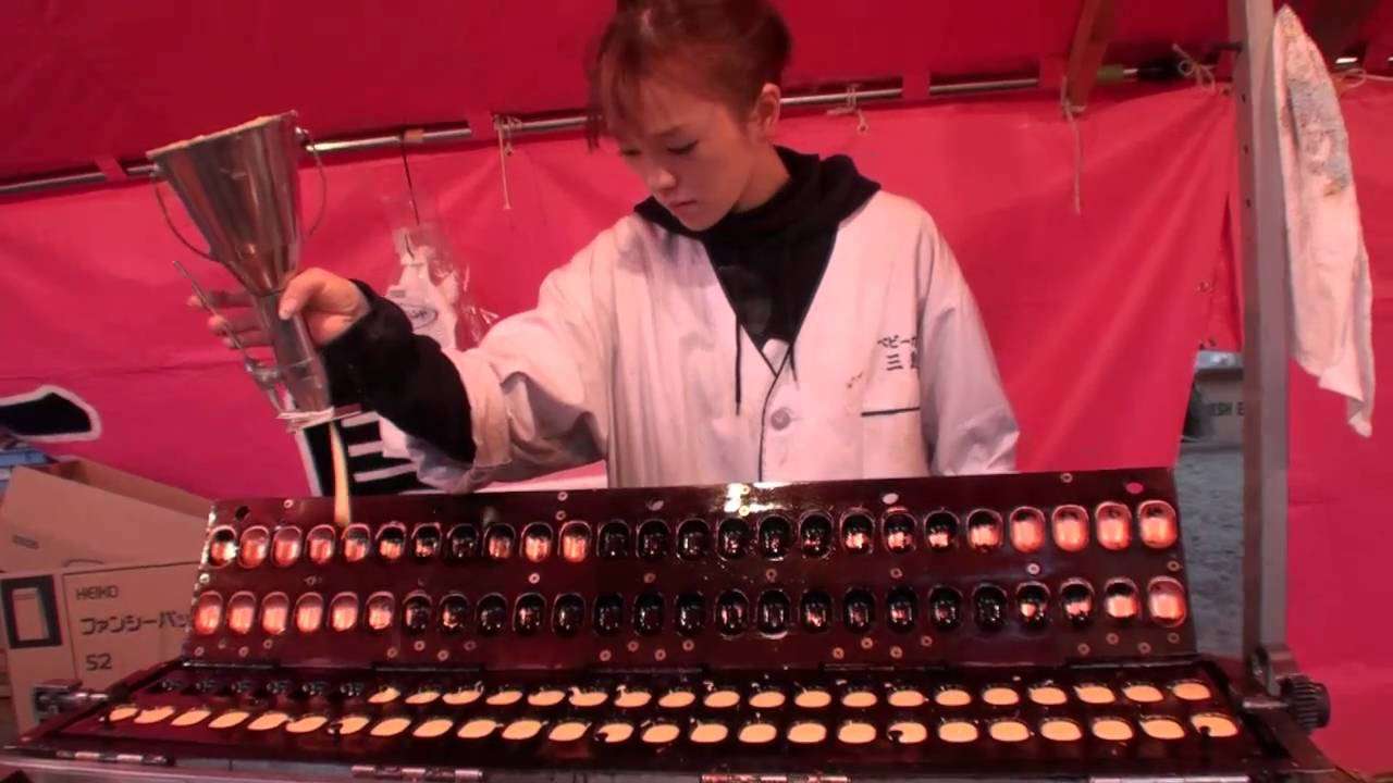 The street stall of Japanese sponge cake. 氷川神社 ベビーカステラ 三島屋　職人芸 - YouTube