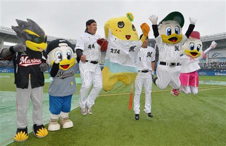 球団マスコットと選手がじゃれてる画像下さい！