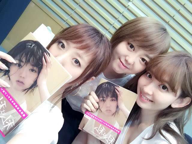 小嶋陽菜の美背中にドキッ! 黒ドレスで“クール”なこじはるに