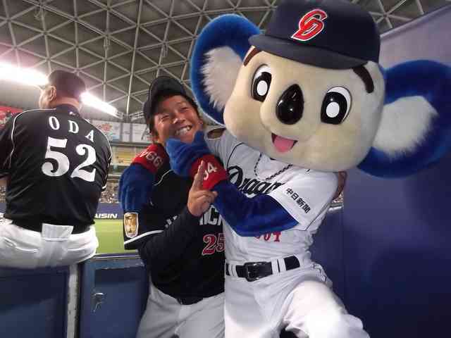 球団マスコットと選手がじゃれてる画像下さい！
