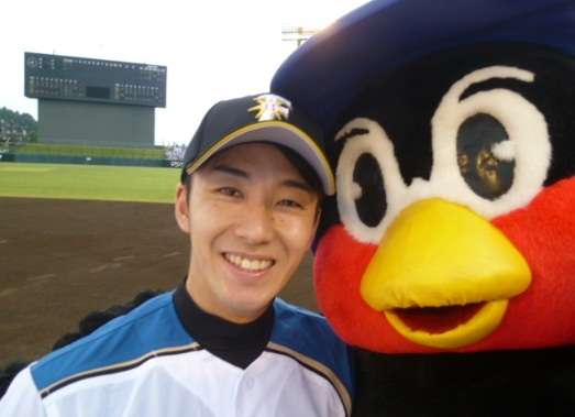 球団マスコットと選手がじゃれてる画像下さい！