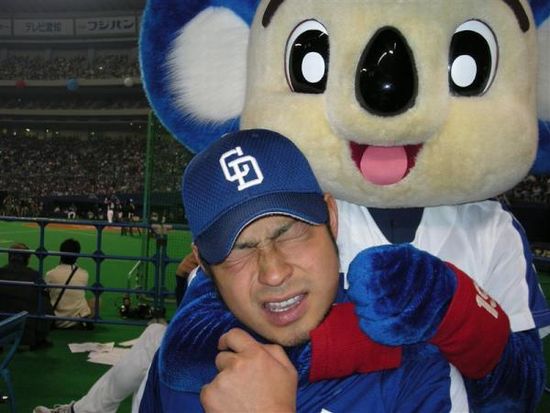 球団マスコットと選手がじゃれてる画像下さい！
