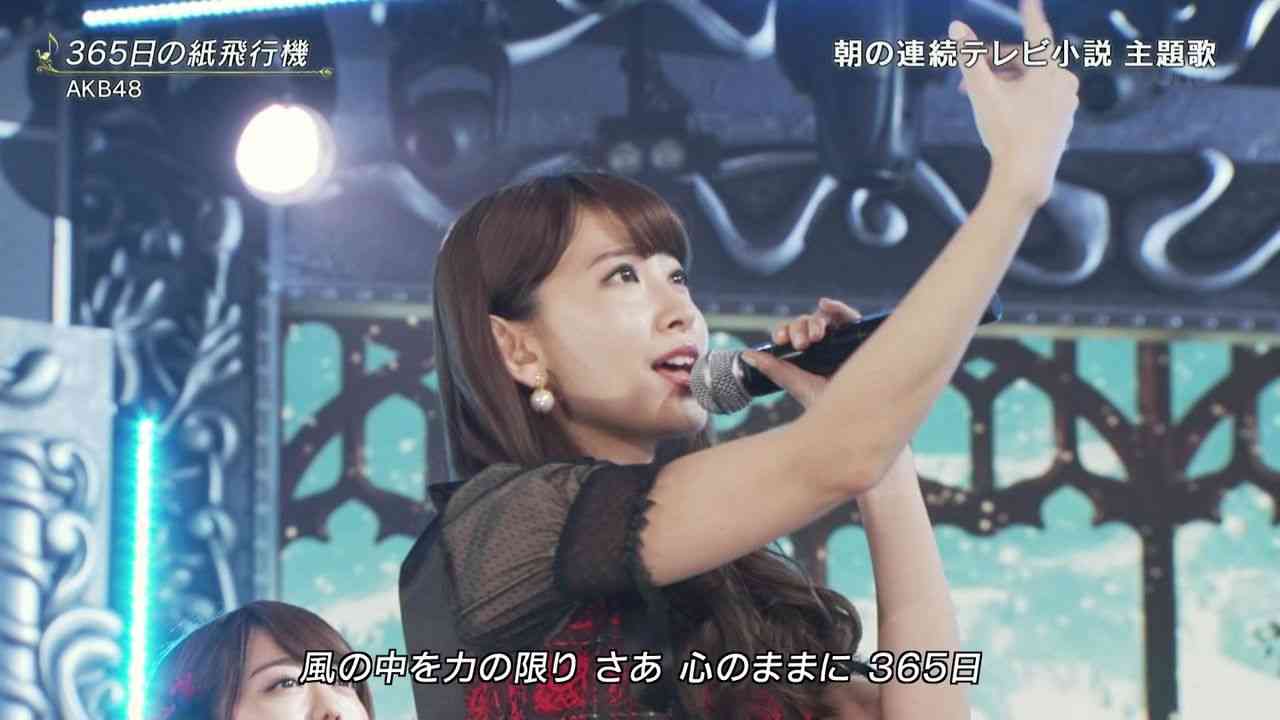 小嶋陽菜の美背中にドキッ! 黒ドレスで“クール”なこじはるに