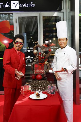 鈴木雅之　ソロデビュー30周年、還暦間近で真っ赤なスーツお披露目