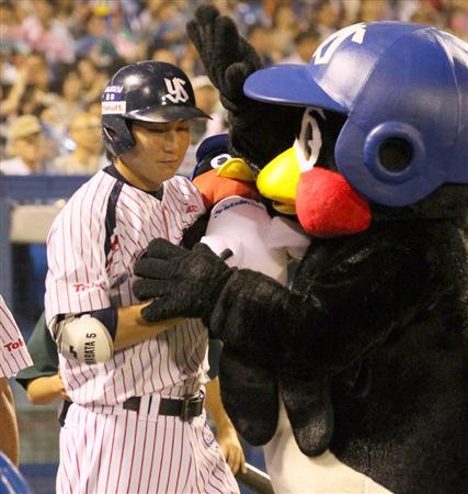 球団マスコットと選手がじゃれてる画像下さい！