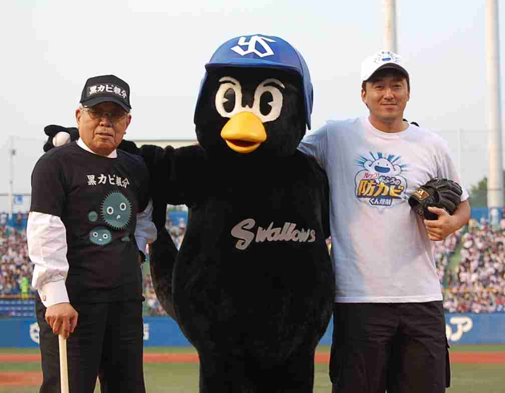 球団マスコットと選手がじゃれてる画像下さい！