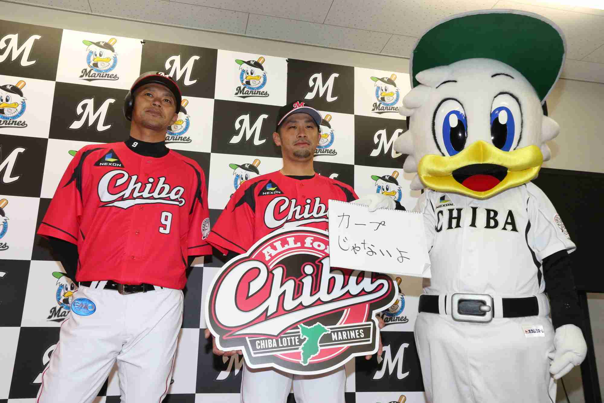 球団マスコットと選手がじゃれてる画像下さい！