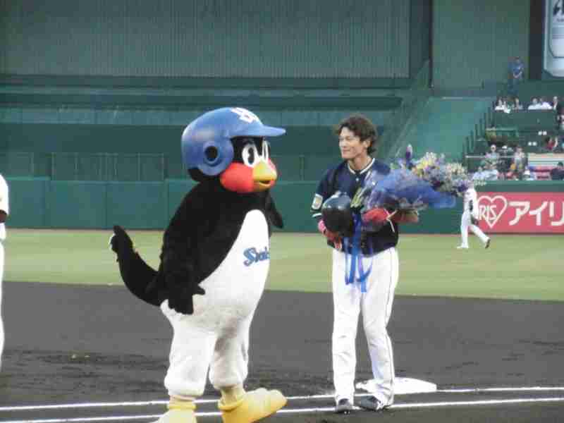 球団マスコットと選手がじゃれてる画像下さい！