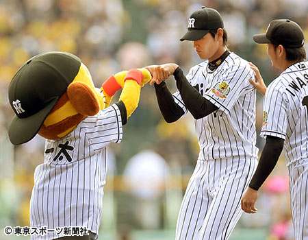 球団マスコットと選手がじゃれてる画像下さい！