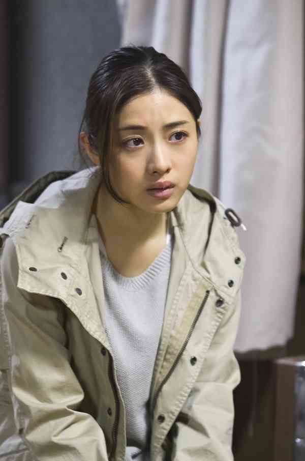 石原さとみの美しすぎるアップ、美肌にグッと迫るため息モノの一枚。