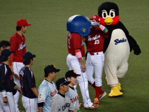 球団マスコットと選手がじゃれてる画像下さい！