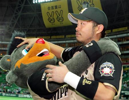 球団マスコットと選手がじゃれてる画像下さい！