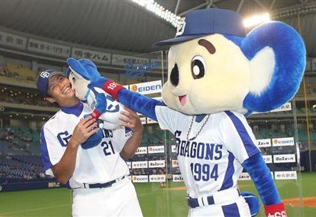 球団マスコットと選手がじゃれてる画像下さい！