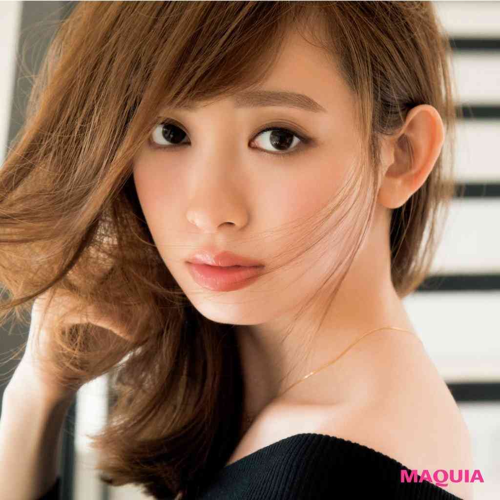 小嶋陽菜の美背中にドキッ! 黒ドレスで“クール”なこじはるに