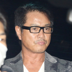 高知東生被告が保釈、高島礼子さんに「早く会いたい」　涙浮かべ謝罪