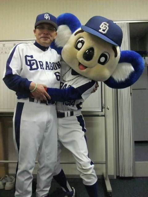 球団マスコットと選手がじゃれてる画像下さい！