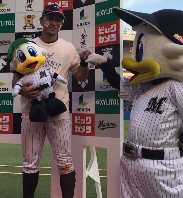 球団マスコットと選手がじゃれてる画像下さい！