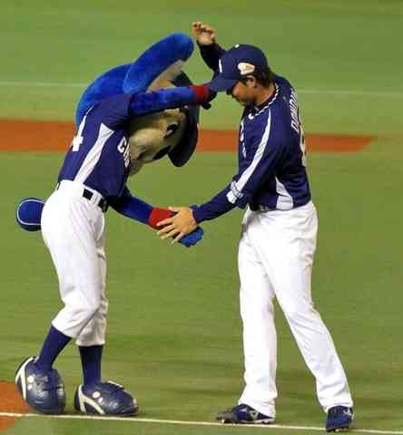 球団マスコットと選手がじゃれてる画像下さい！